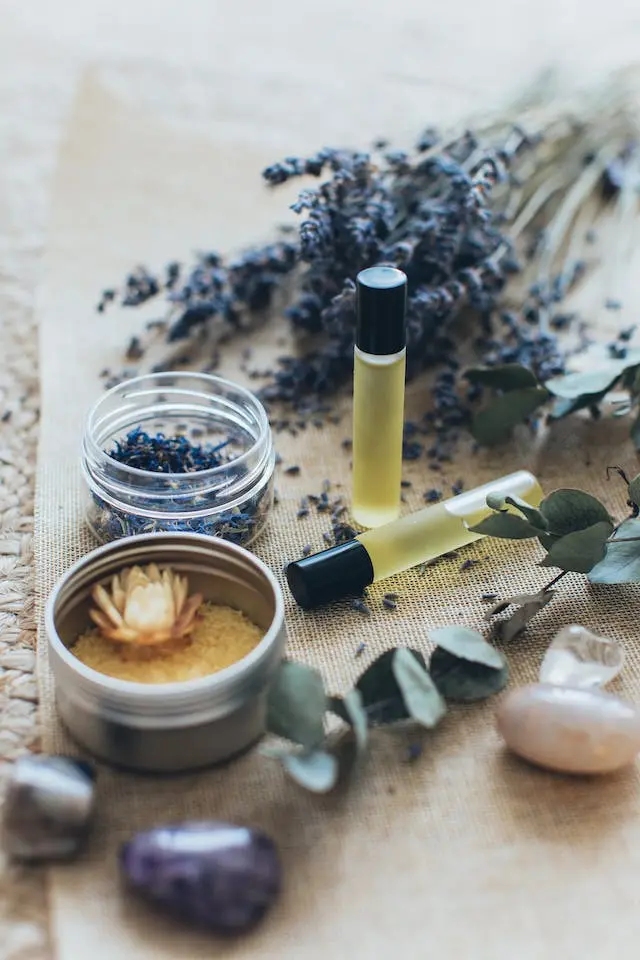 Image d’un rituel de naturopathie avec flacons d’huiles essentielles, lavande, eucalyptus, pierres et accessoires naturels.